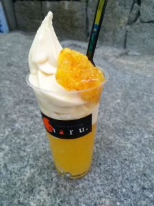松山空港でのみかんソフトクリーム