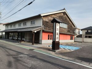 街道筋の銀行