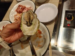 牡蠣を開ける